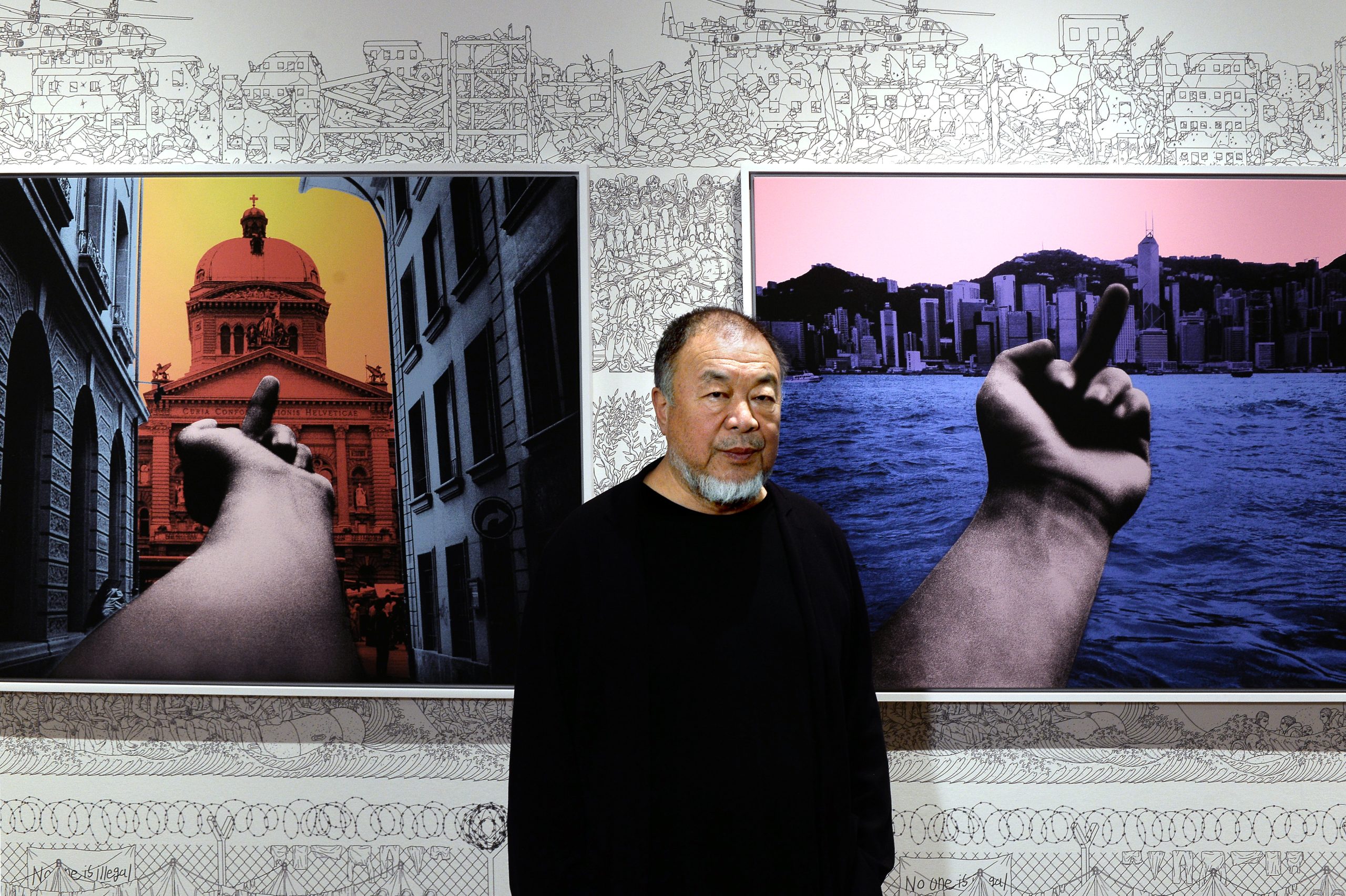 l'artista cinese Ai Weiwei durante l'allestimento della sua mostra personale "Who Am I?" a Palazzo Fava sede delle esposizioneìi di Genus Bononiae (Roberto Serra / Opera Laboratori Fiorentini)