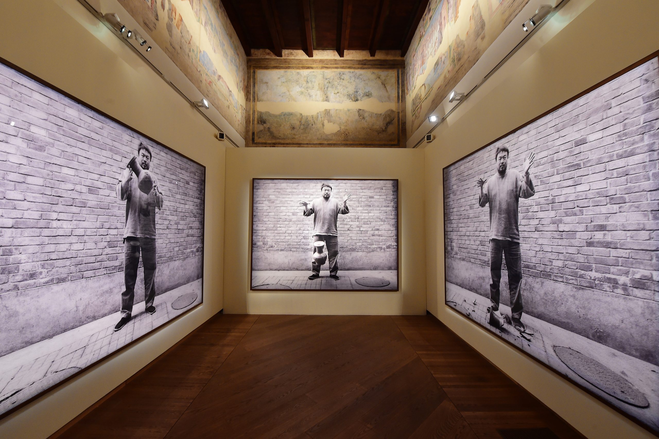 l'artista cinese Ai Weiwei durante l'allestimento della sua mostra personale "Who Am I?" a Palazzo Fava sede delle esposizioneìi di Genus Bononiae (Roberto Serra / Opera Laboratori Fiorentini)