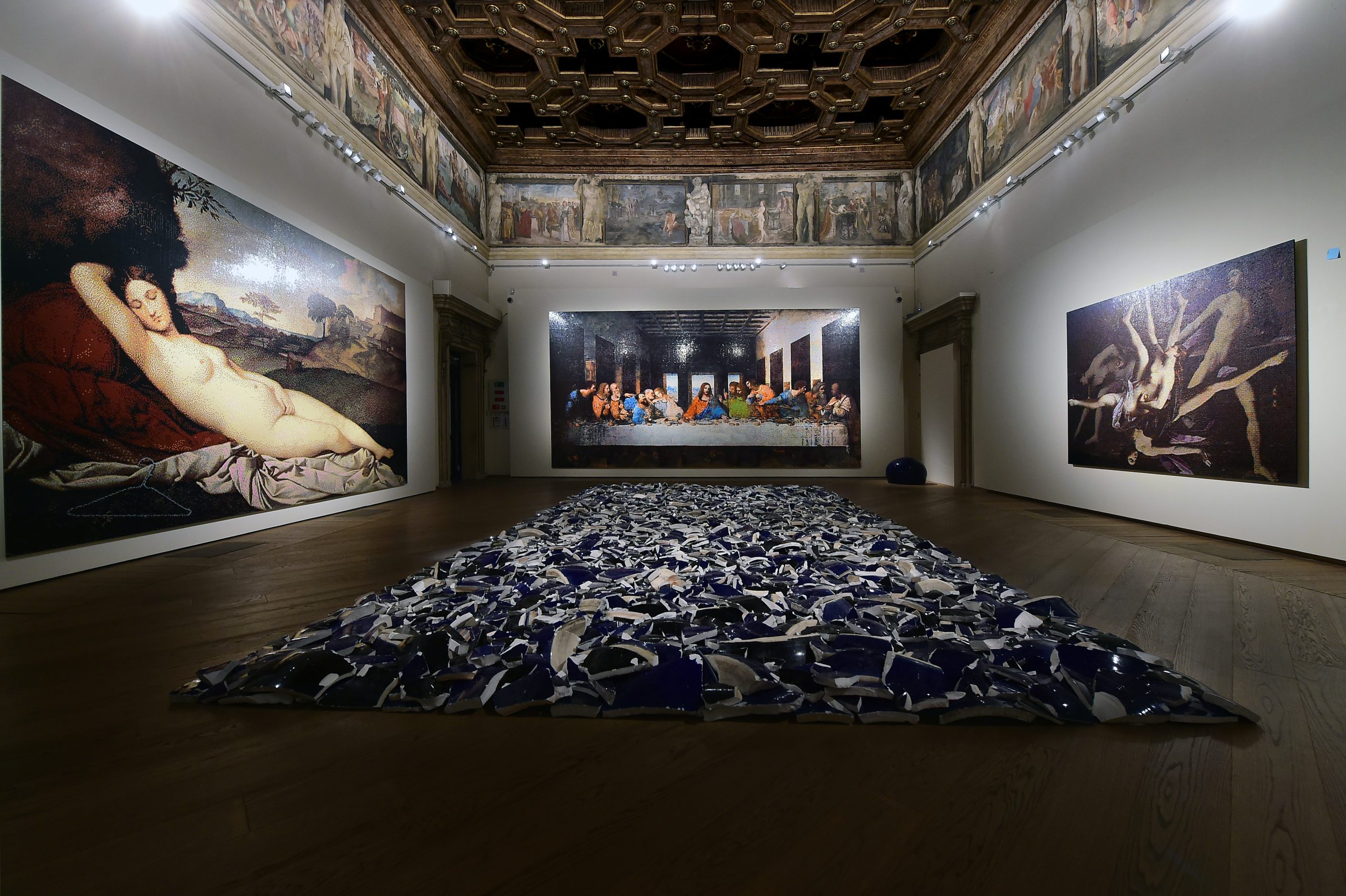 l'artista cinese Ai Weiwei durante l'allestimento della sua mostra personale "Who Am I?" a Palazzo Fava sede delle esposizioneìi di Genus Bononiae (Roberto Serra / Opera Laboratori Fiorentini)