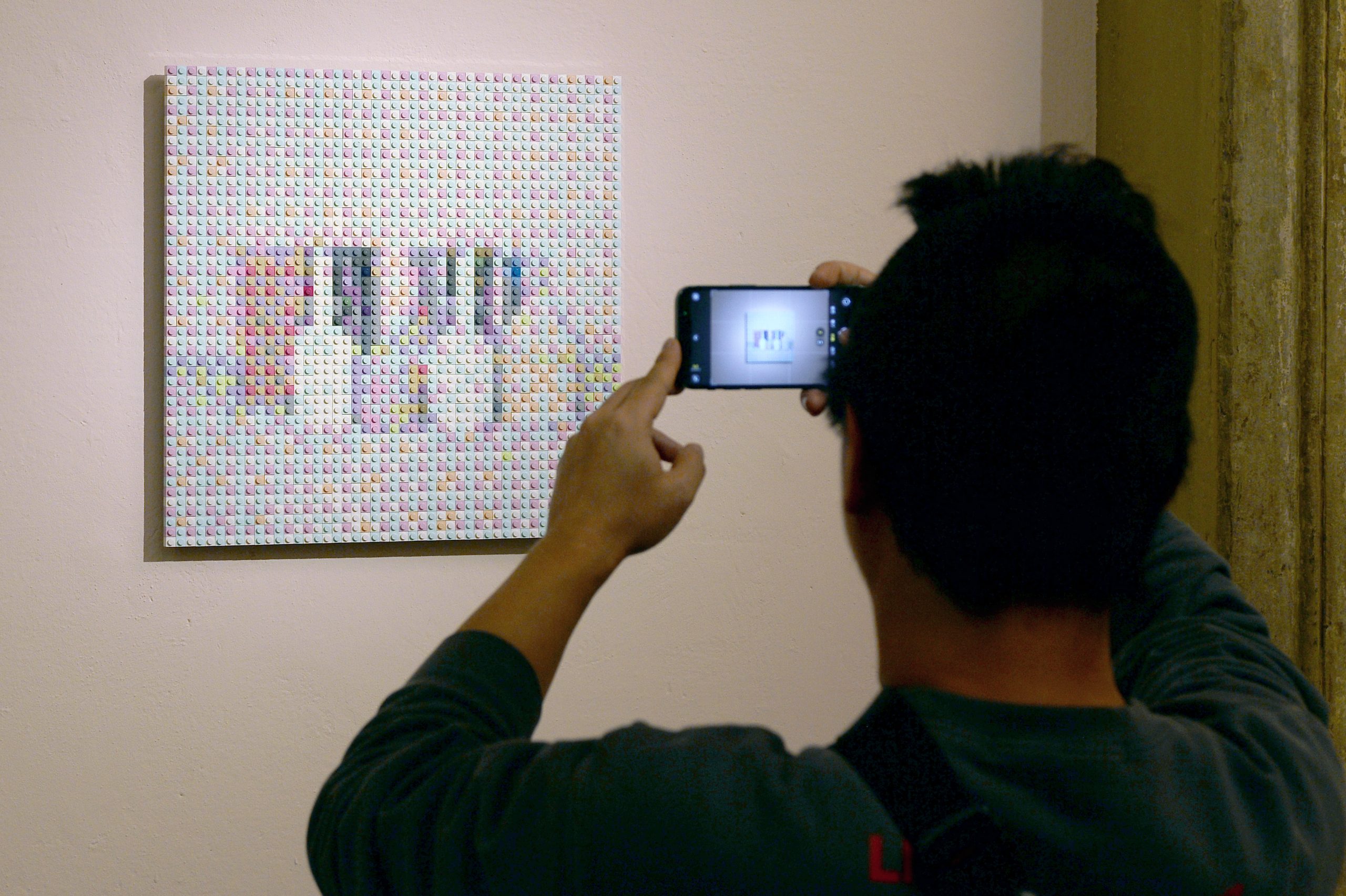 l'artista cinese Ai Weiwei durante l'allestimento della sua mostra personale "Who Am I?" a Palazzo Fava sede delle esposizioneìi di Genus Bononiae (Roberto Serra / Opera Laboratori Fiorentini)