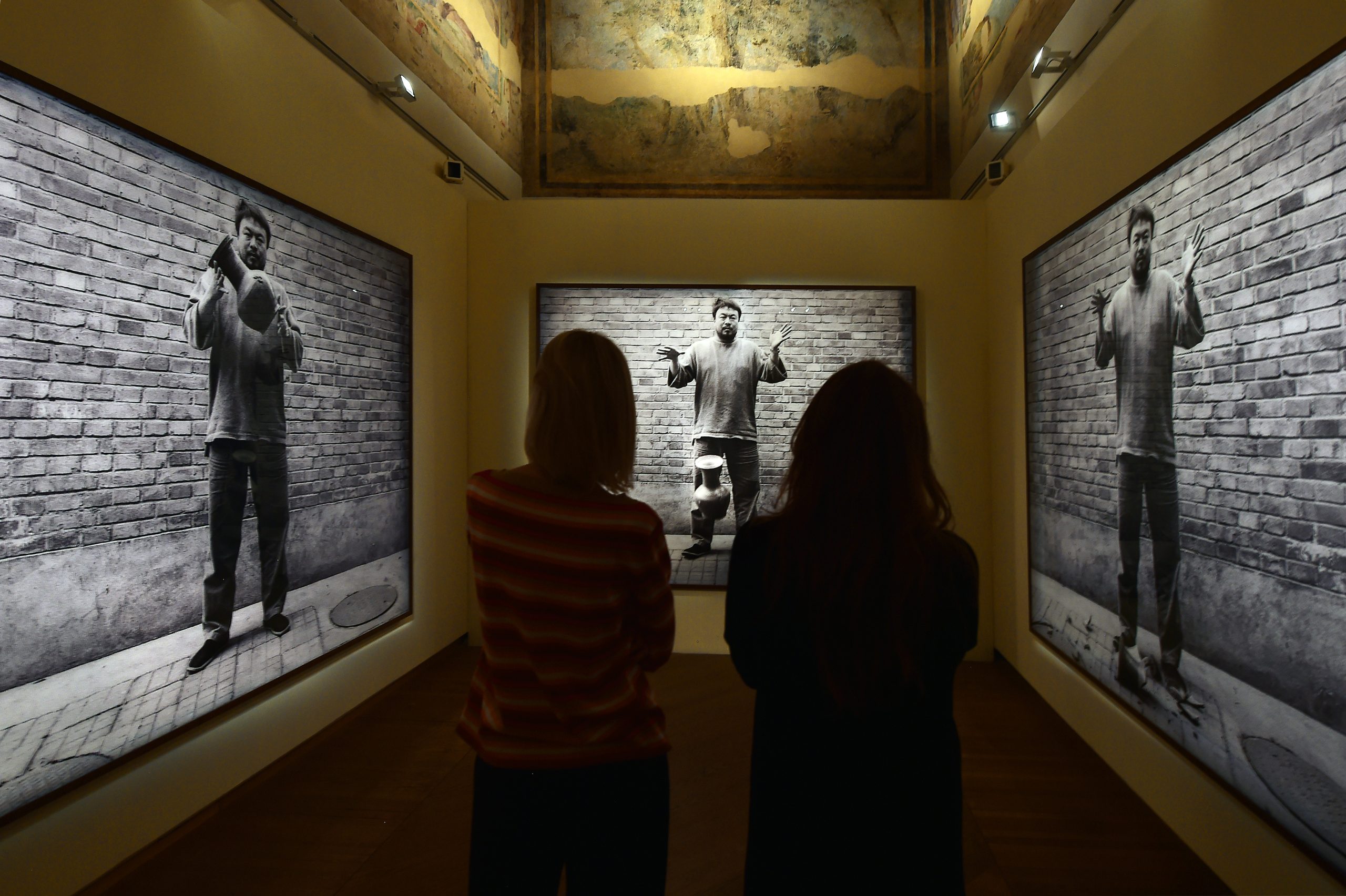 l'artista cinese Ai Weiwei durante l'allestimento della sua mostra personale "Who Am I?" a Palazzo Fava sede delle esposizioneìi di Genus Bononiae (Roberto Serra / Opera Laboratori Fiorentini)